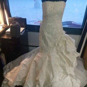 PRICE DROP! MUST SELL QUICKLY!!! Lace wedding dress